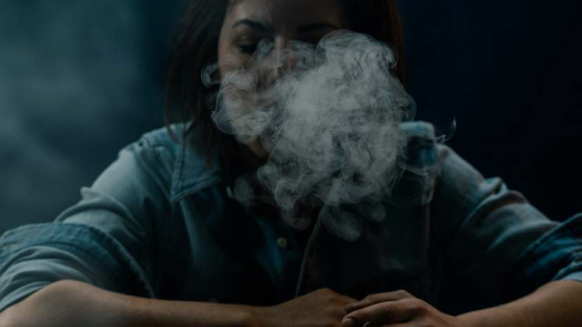 девушка в дыму
